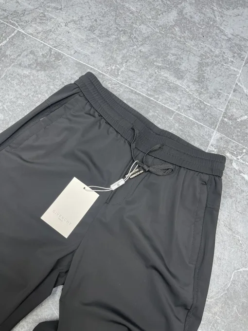 Luxuriöse Jogginghose von Givenchy aus der Black Logo Collection