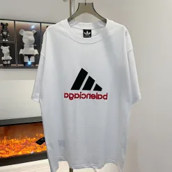 Hochwertiges Balenciaga T-Shirt aus Baumwolle im Stickerei-Stil