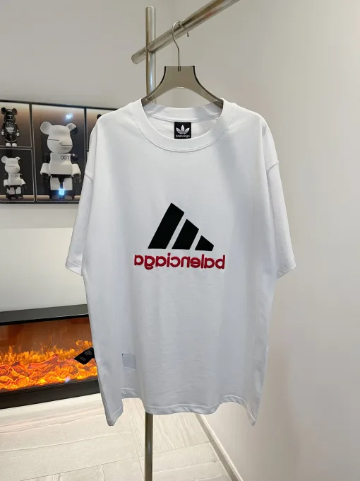Hochwertiges Balenciaga T-Shirt aus Baumwolle im Stickerei-Stil