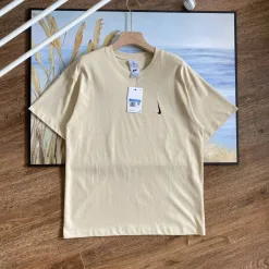 Hochwertige Nike Kurzarm-T-Shirts mit schwarzem Logo