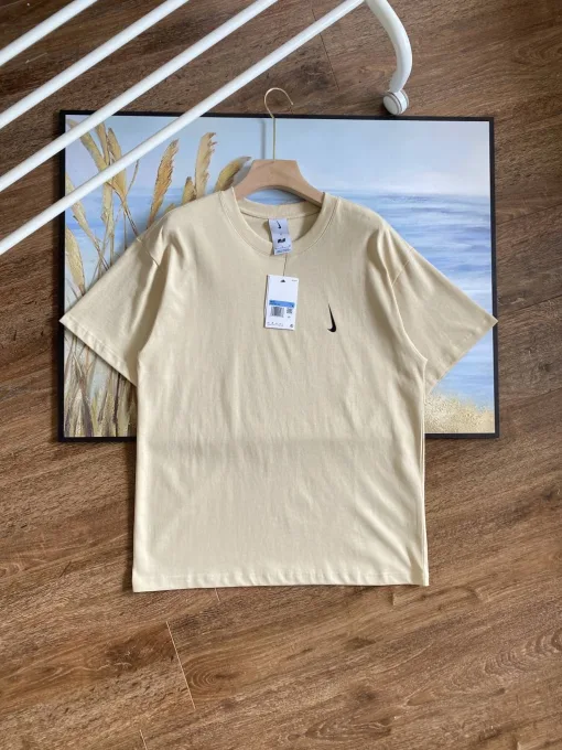 Hochwertige Nike Kurzarm-T-Shirts mit schwarzem Logo