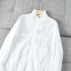 Luxuriöse Thom Browne Kurzarm-Kollektion mit schwarzen Streifen