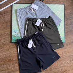 Luxuriöse Nike Shorts aus weißer, atmungsaktiver Polyesterkollektion
