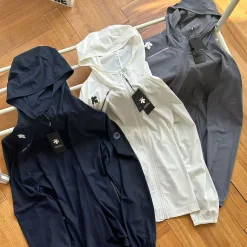 Luxuriöser Descente-Mantel in Marineblau aus atmungsaktiver Seide
