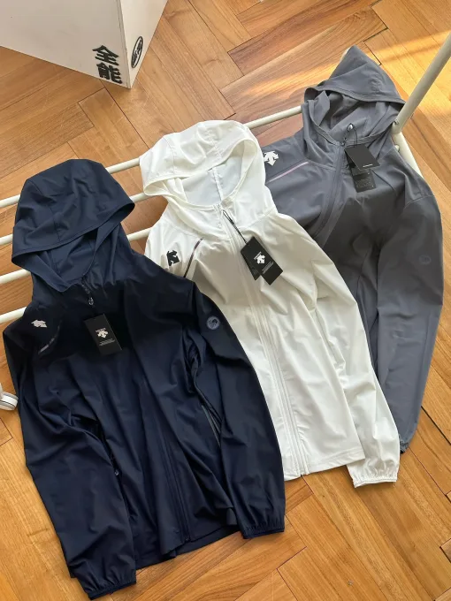 Luxuriöser Descente-Mantel in Marineblau aus atmungsaktiver Seide