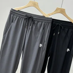 Hochwertige Descente-Hose aus schwarzer, atmungsaktiver Polyesterkollektion