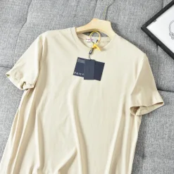 Hochwertiges Prada-Shirt mit kurzen Ärmeln und roter Stickerei