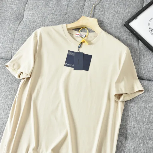 Hochwertiges Prada-Shirt mit kurzen Ärmeln und roter Stickerei