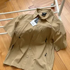 Premium-Qualität The North Face Kurzarm-Kollektion in Khaki mit Stickerei