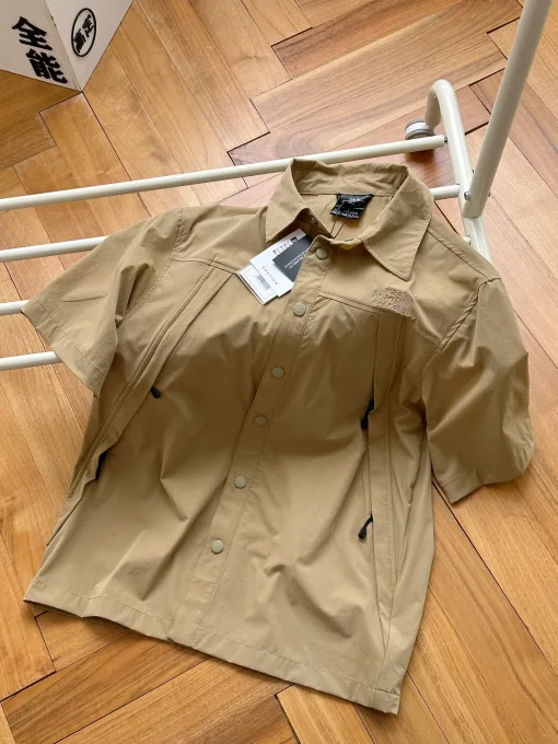 Premium-Qualität The North Face Kurzarm-Kollektion in Khaki mit Stickerei
