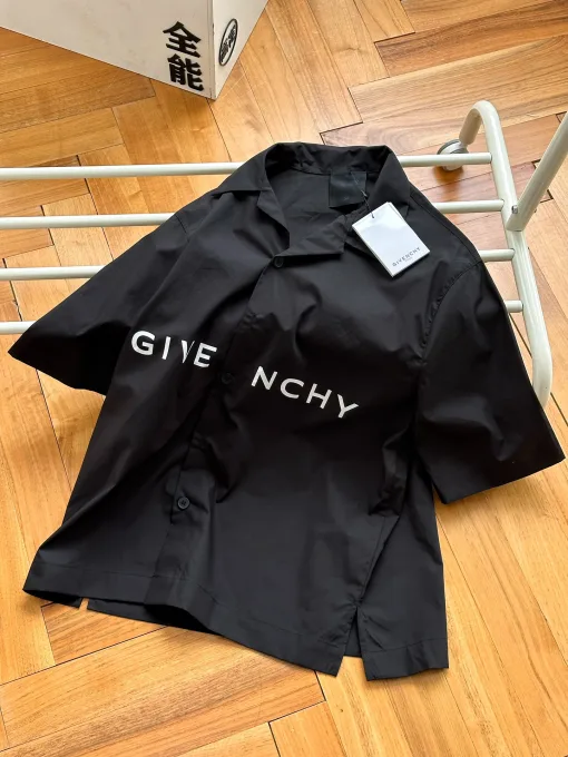 Bestseller Givenchy Kurzarmhemd Schwarzer Printstil