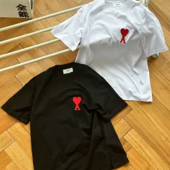 Bestseller Ami Kurzarm-Kollektion aus rotem Jersey mit Stickerei