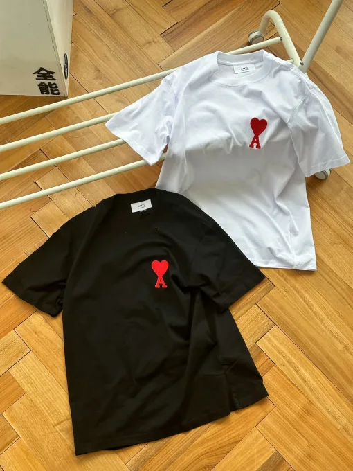 Bestseller Ami Kurzarm-Kollektion aus rotem Jersey mit Stickerei
