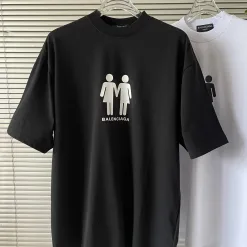 Luxuriöse Balenciaga-Kollektion mit kurzen Ärmeln und schwarzem Logo