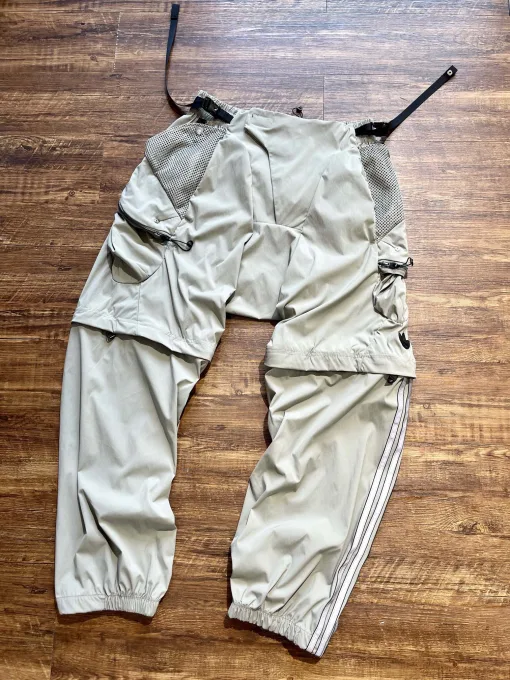 Hochwertige Adidas Shorts im verwaschenen Stil aus silbernem Nylon