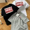 Hochwertige Kenzo-Kollektion mit kurzen Ärmeln und rotem Print