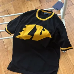 Hochwertiger Louis Vuitton Kurzarm-Strickpullover im gelben Logo-Stil