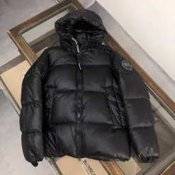 Premium Canada Goose Daunenjacken aus weißem Nylon mit Stickerei