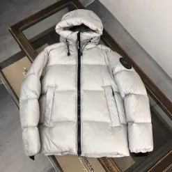 Luxus-Daunenjacken von Canada Goose aus weißem Nylon mit Stickerei