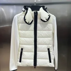 Hochwertiger Moncler Mantel in Schwarz im soliden Stil