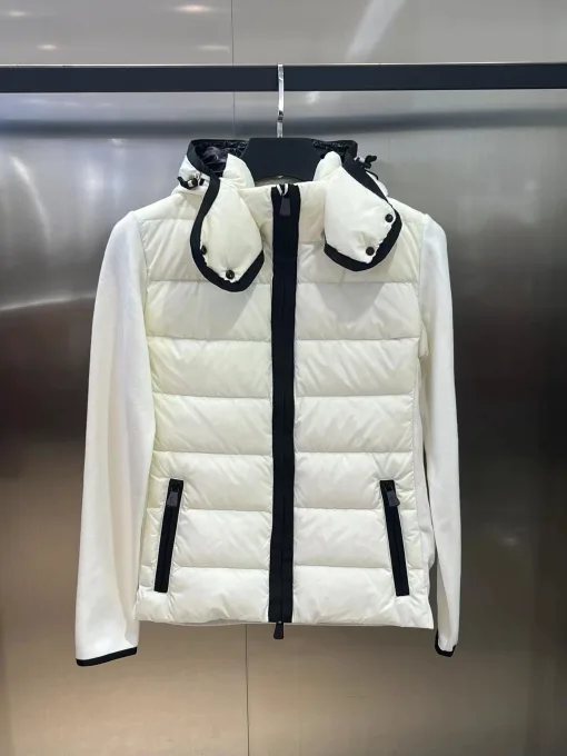 Hochwertiger Moncler Mantel in Schwarz im soliden Stil