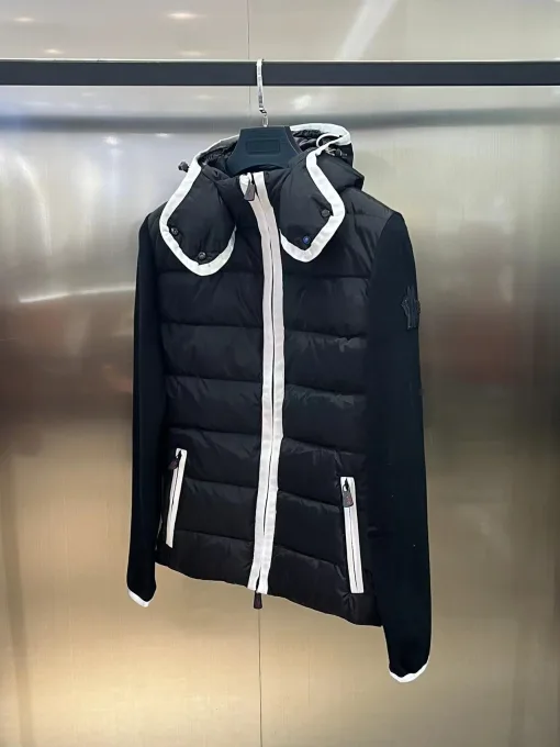 Hochwertiger Moncler Mantel in Schwarz, einfarbige Kollektion
