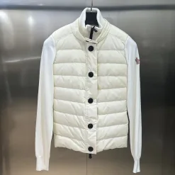 Hochwertige Moncler Daunenjacke im schwarzen Logo-Stil