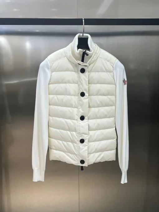 Hochwertige Moncler Daunenjacke im schwarzen Logo-Stil