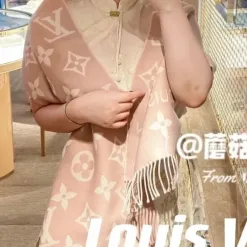 Luxus-Schal aus Wolle von Louis Vuitton mit Logo-Kollektion