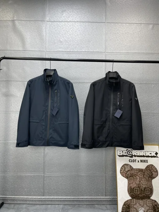 Hochwertiger Prada-Mantel in Schwarz aus Polyester, schicker Luxus