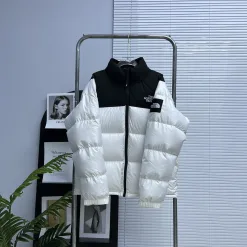 Luxuriöse Daunenjacke von The North Face im Fleece-Karo-Stil