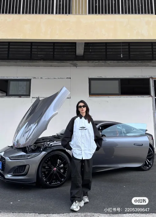 Hochwertiges Balenciaga-Hemd in Schwarz, bestickte Kollektion