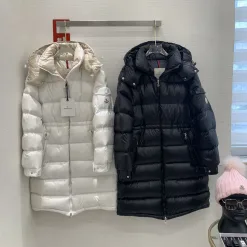 Hochwertige Moncler Daunenjacken Schwarz Nylon Klassischer Stil