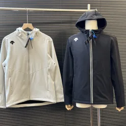 Luxus-Mäntel von Descente im schwarzen Fleece-Logo-Stil