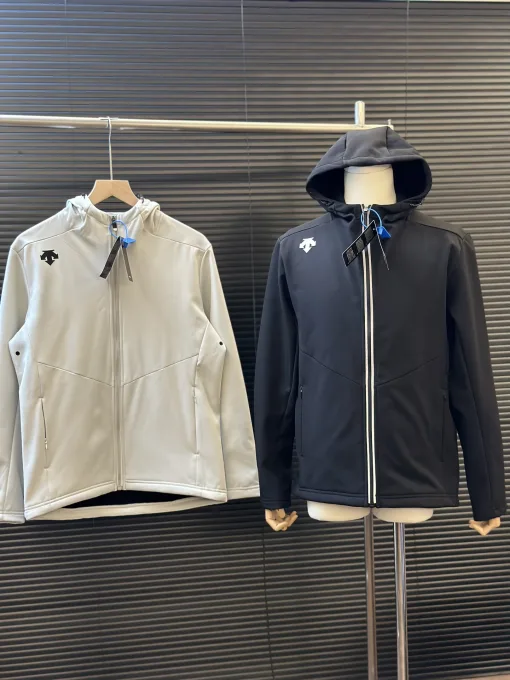 Luxus-Mäntel von Descente im schwarzen Fleece-Logo-Stil
