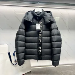 Hochwertige Moncler Daunenjacke Schwarz Luxus