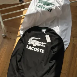 Luxuriöses Langarmshirt von Lacoste aus schwarzer Baumwolle mit Stickerei