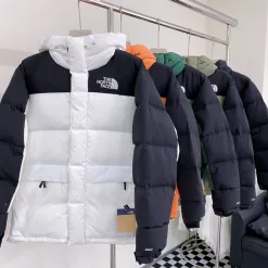 Premium The North Face Daunenjacken im weißen Logo-Stil
