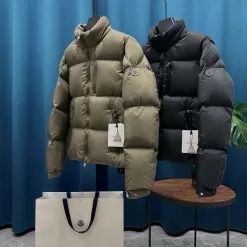 Moncler Mäntel in Premium-Qualität aus weißem Leder im gestreiften Stil