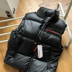 Hochwertige Prada-Weste im weißen Logo-Stil