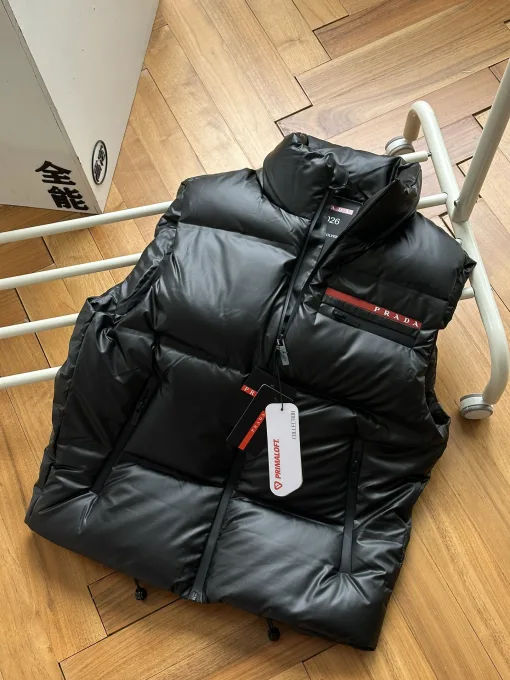 Hochwertige Prada-Weste im weißen Logo-Stil