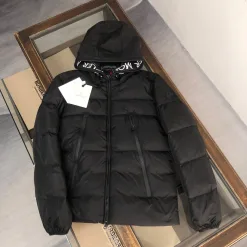 Hochwertige Moncler Daunenjacke in Weiß mit Stickerei