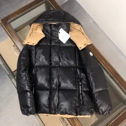 Hochwertige Moncler Daunenjacke Braun Kollektion
