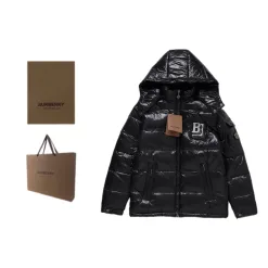 Hochwertige Burberry Daunenjacken mit weißem Logo