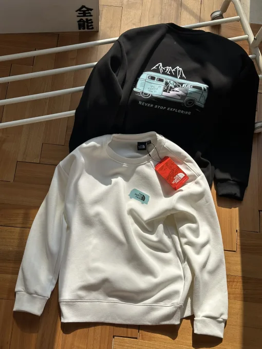 Luxuriöse Sweatshirts von The North Face aus der Silver Fleece Print Kollektion