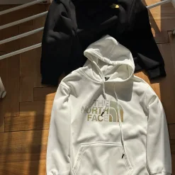 Premium The North Face Sweatshirts im silbernen Fleece-Logo-Stil