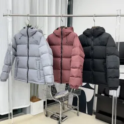 Bestseller The North Face Daunenjacken im roten Logo-Stil