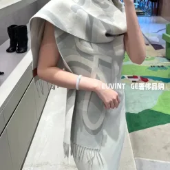 Hochwertiger Loewe Schal aus Woll-Jacquard-Kollektion