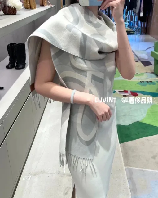 Hochwertiger Loewe Schal aus Woll-Jacquard-Kollektion