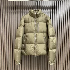 Luxus-Daunenjacken-Lederkollektion von Moncler